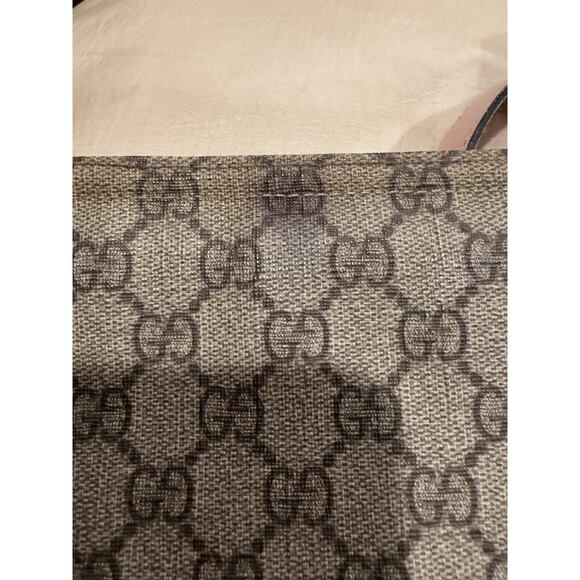 Gucci GG Supreme messenger bag with pink patent leather - Picture 13 of 15